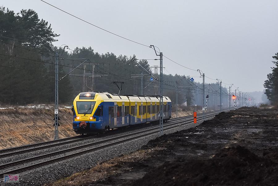 EN75-004 jako poc. KS 40675 (Częstochowa - Gliwice) na szlaku linii D29-1: Poraj - Myszków zbliża się do po. Żarki Letnisko.