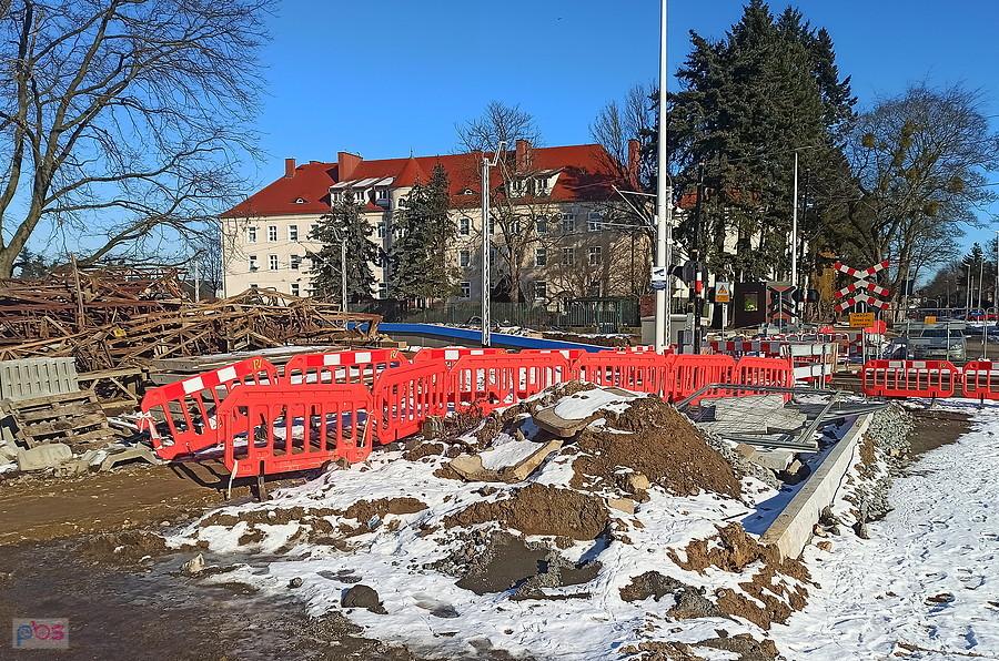 Kręty labirynt na przejeździe kolejowym.
