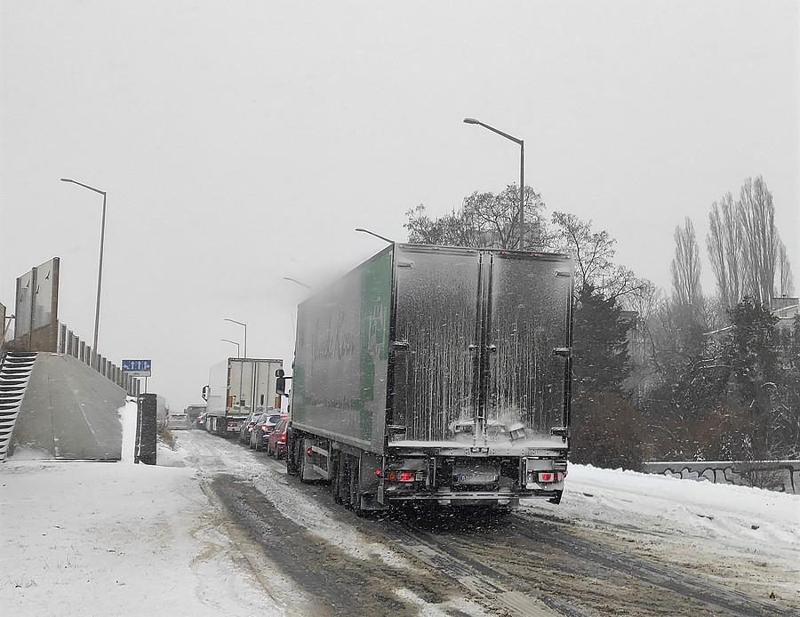 Zakorkowana, głównie przez TIR-y, ulica Hetmańska, Poznań