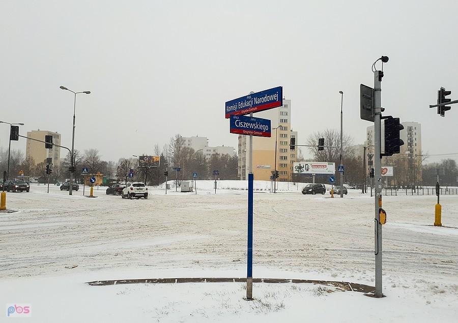 Jedno z najruchliwszych skrzyżowań na Ursynowie, zasypane śniegiem, ruch minimalny