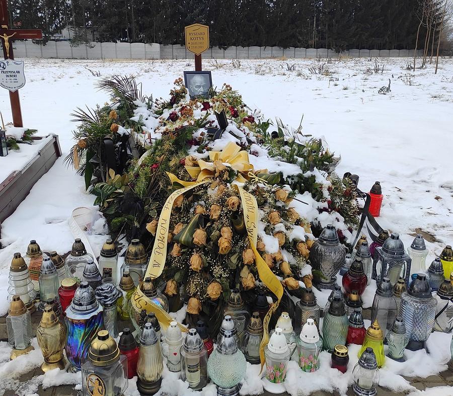Grób Ryszarda Kotysa, niedawno zmarzłego Paździocha z "Kiepskich", Lusowo