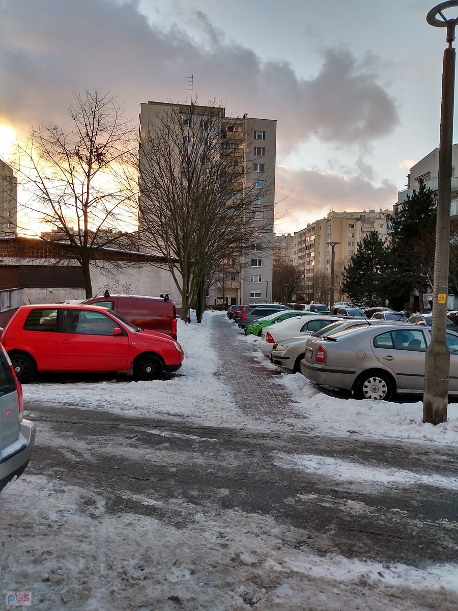 Zimowy parking w osiedlu
