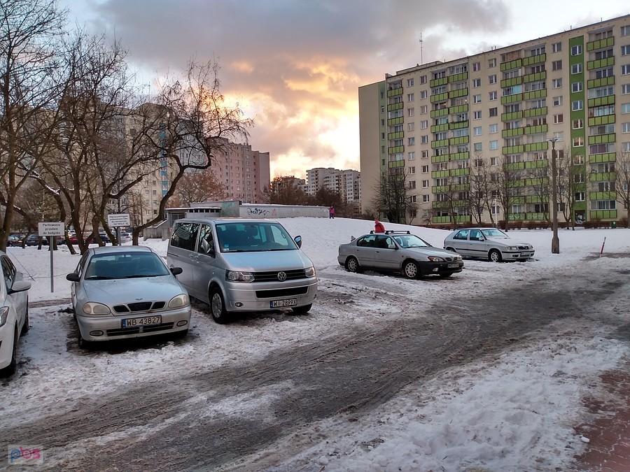 Zimowy parking przy blokach mieszkalnych