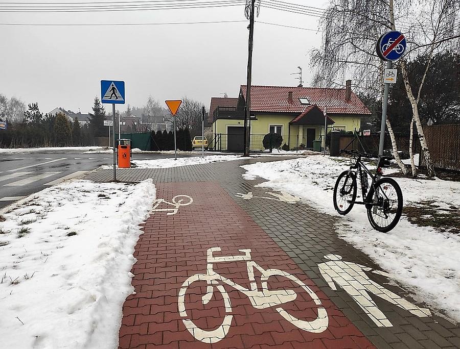 Drogowy w Komornikach płakali, jak to projektowali. Nie dość, że kostka, to droga dla rowerów kończy się przed zjazdem i zamienia w chodnik. Czyli dalsza jazda przez ten kawałek na nielegalu