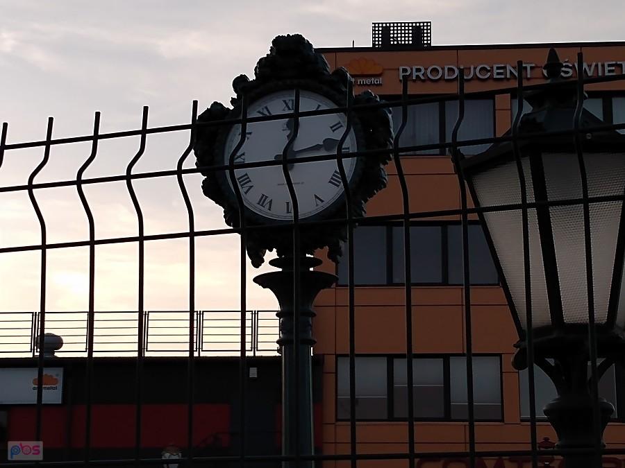 Zegar za kratami, trudno żeby chodził