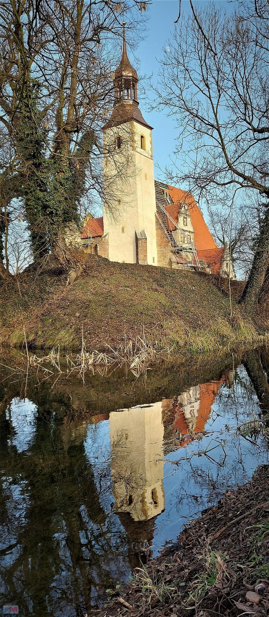Zabytkowy kościółek obronny w Żórawinie