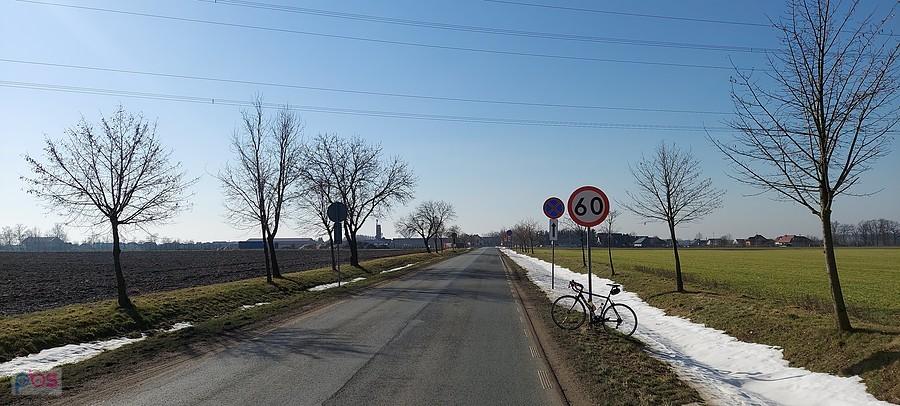 Wiosenna szosa z zimowym akcentem