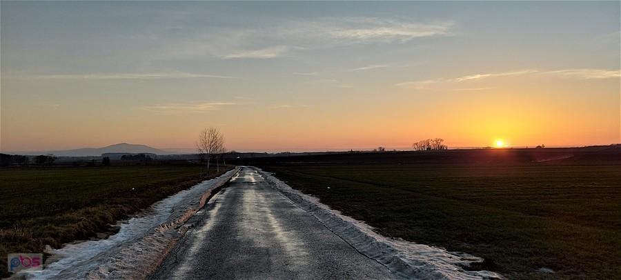 Mocny, klimatyczny zachód słońca