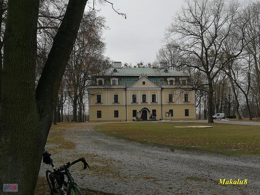 Smutny pałac w Rybnej.