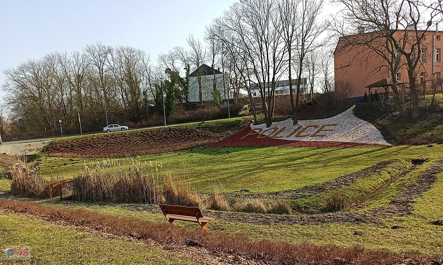 Park z napisem z kwiatów na skarpie