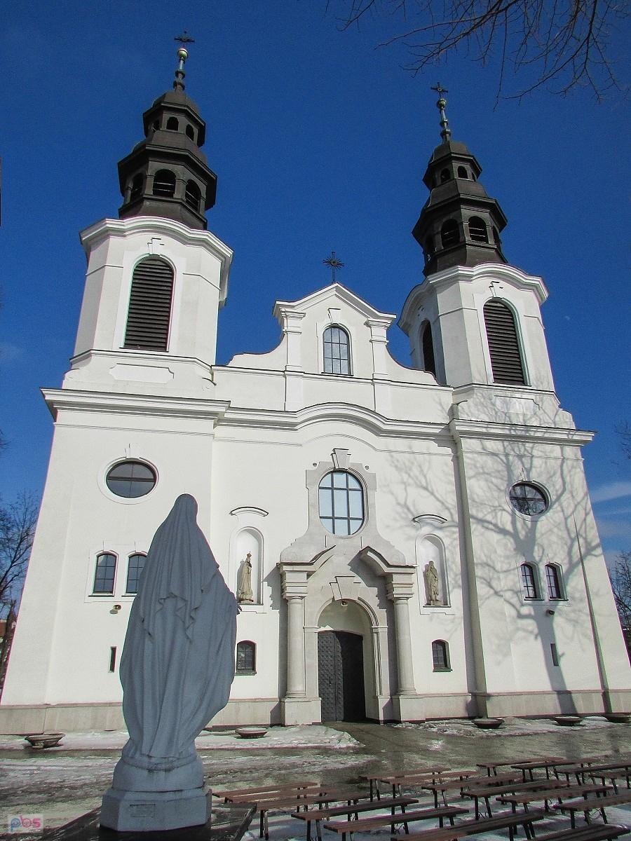 Fasada kościoła Narodzenia Najświętszej Maryi Panny w Mińsku Mazowieckim