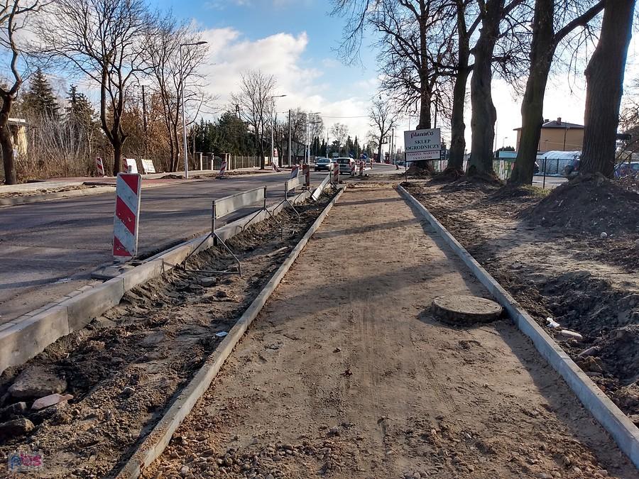 Tu jeszcze kawałek chodnika/ddr do skończenia