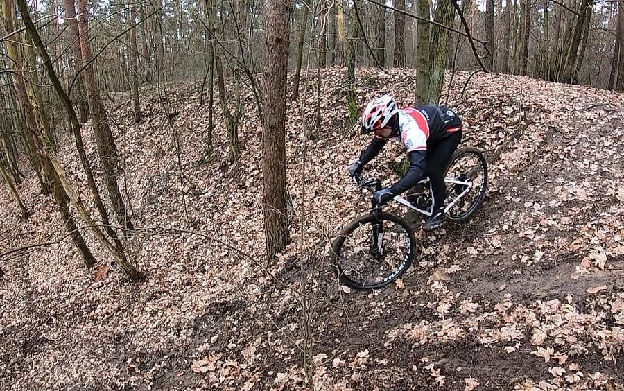Technikę MTB zawsze trzeba ćwiczyć. Trochę śliska ta ścianka zjazdowa