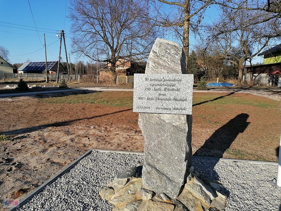 Pamiątkowy obelisk w Mikołesce
