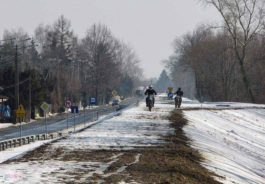 Wał wiślany rozjeżdżany przez motocrossowców