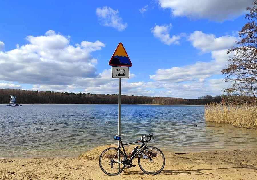 Prawie nie widac, że są zaledwie trzy stopnie, Jezioro Lusowskie