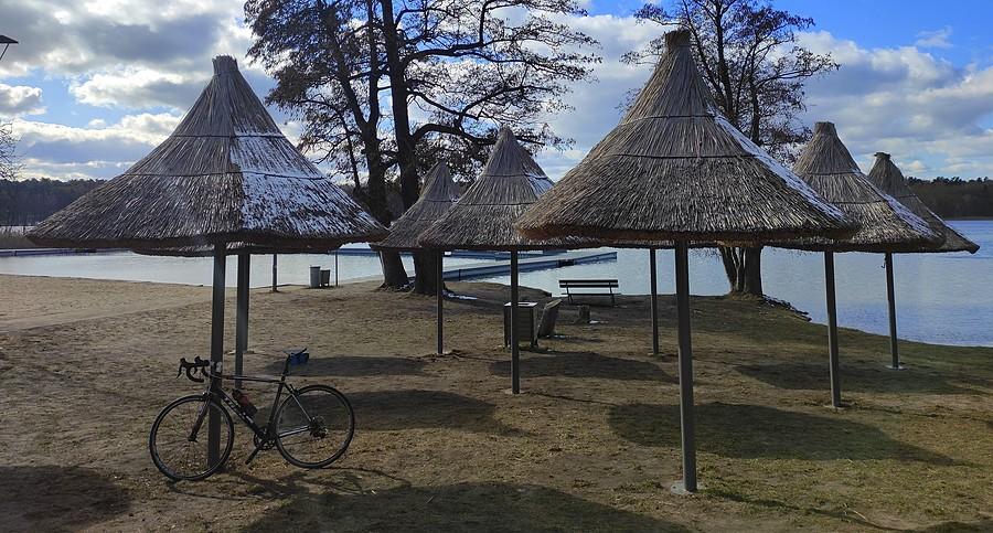 Tropikalna plaża ze śniegiem na daszkach :), Jezioro Lusowskie