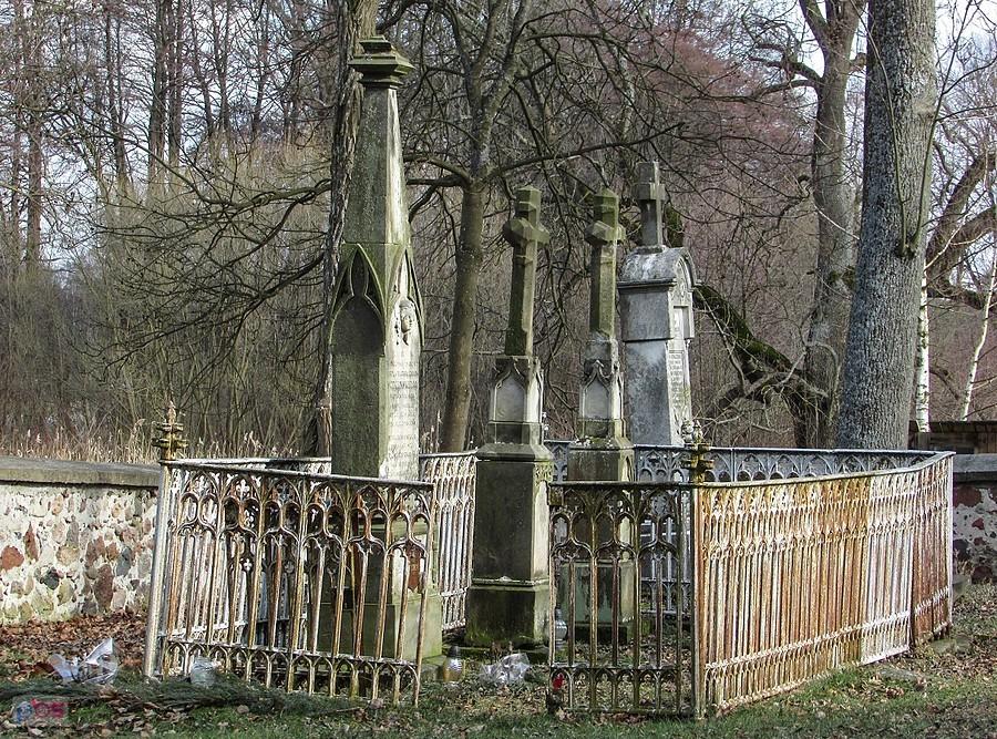 Grobowce właścicieli ziemskich przy kościele w Jasionnej