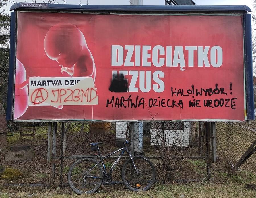 Konfrontacja religijnych zamordystów z softowymi wandalami wciąż trwa