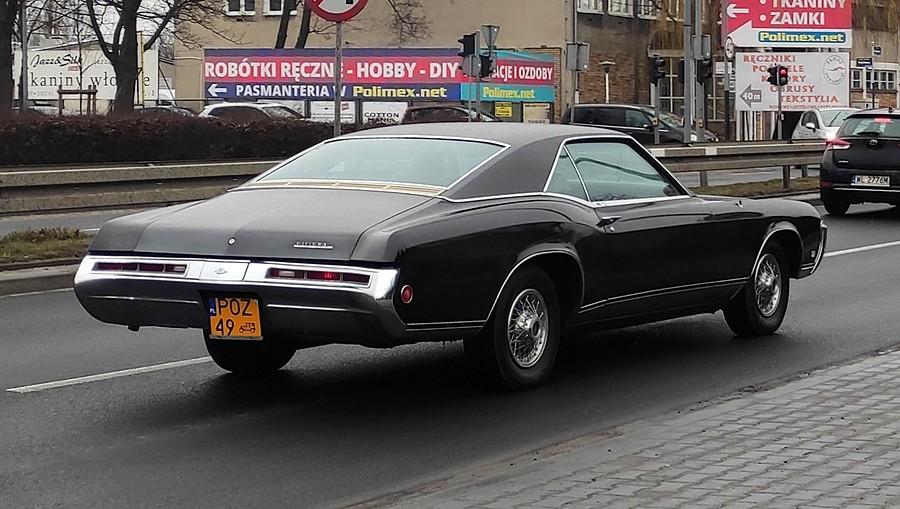 Buick Riviera na żółtych blachach