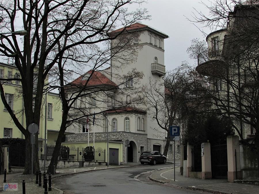Willa z okazała wieżą na Willowej