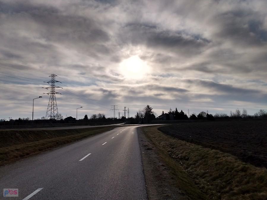 Słońce przebija się przez chmury