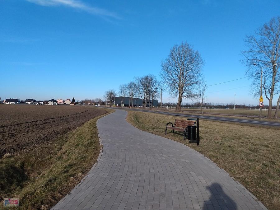 Przy chodniku/ddr pojawiły się ławeczki i kosze na śmieci