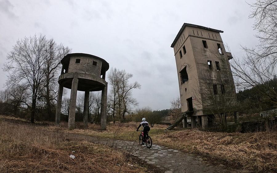 Dotarliśmy do opuszczonych obiektów. Czas pozwiedzać