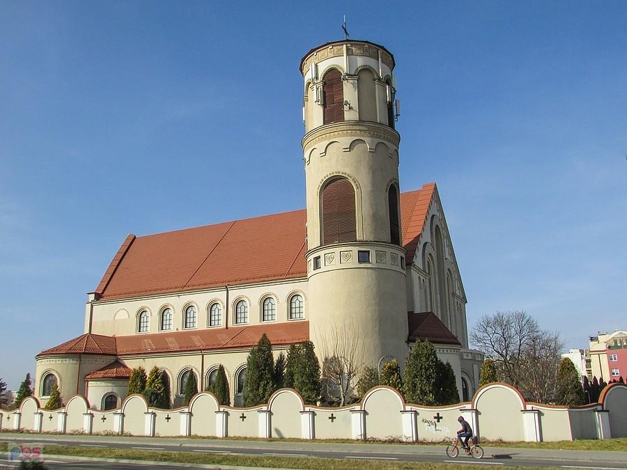 Architektura kościoła Ofiarowania Pańskiego udanie nawiązuje do stylu romańskiego