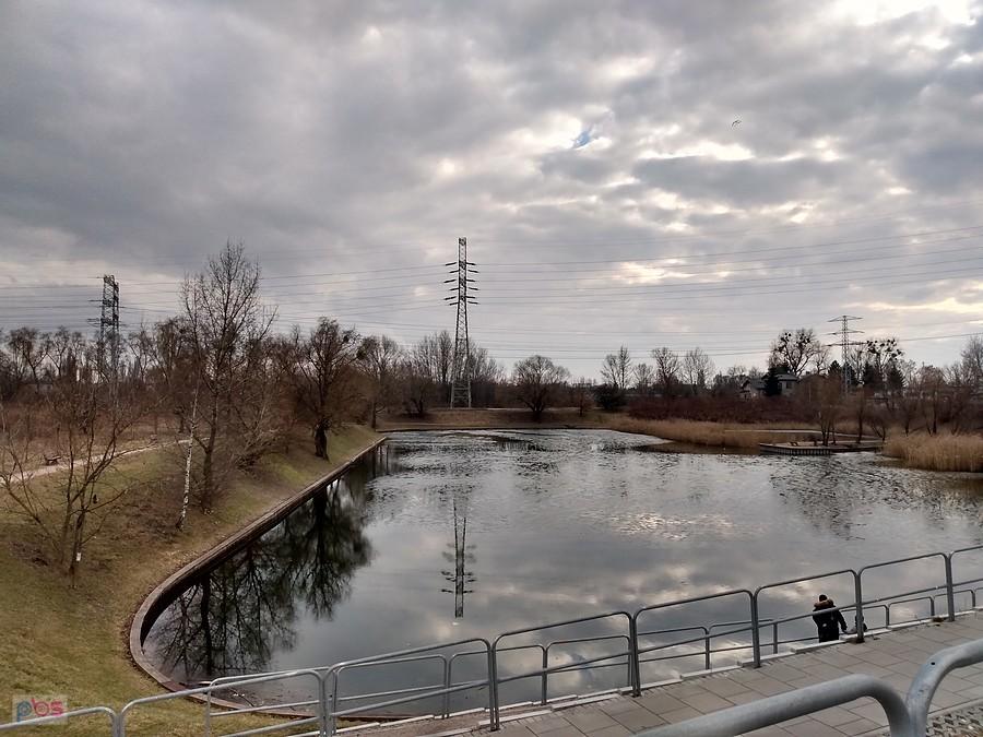 Resztki lodu na stawie