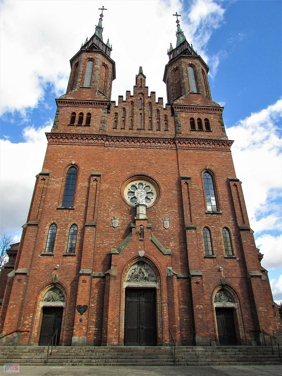 Monumentalna fasada świątyni w Osiecku
