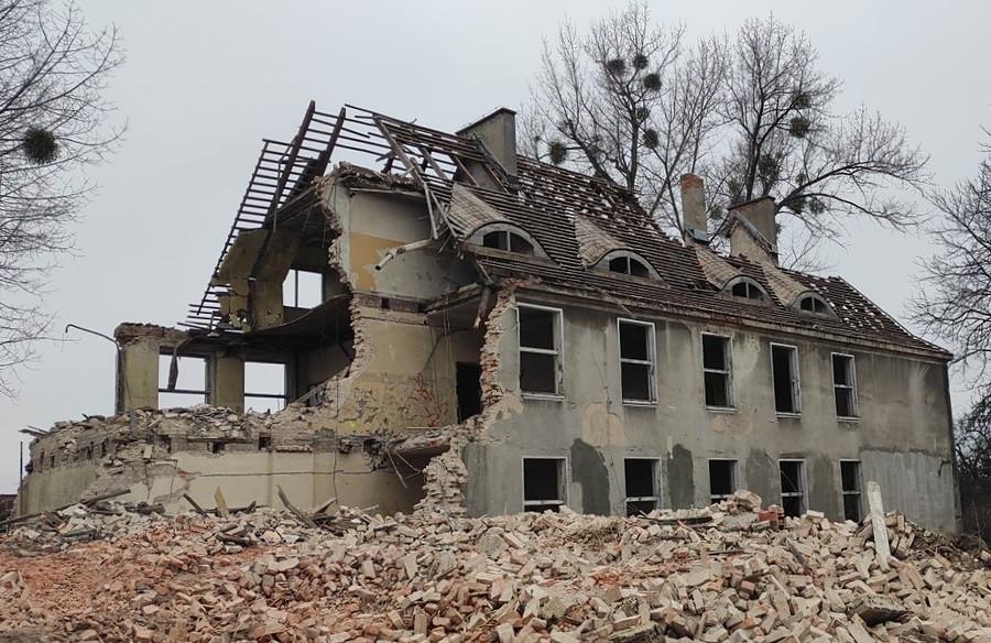 Zbliżenie na wyburzany budynek w Dopiewie