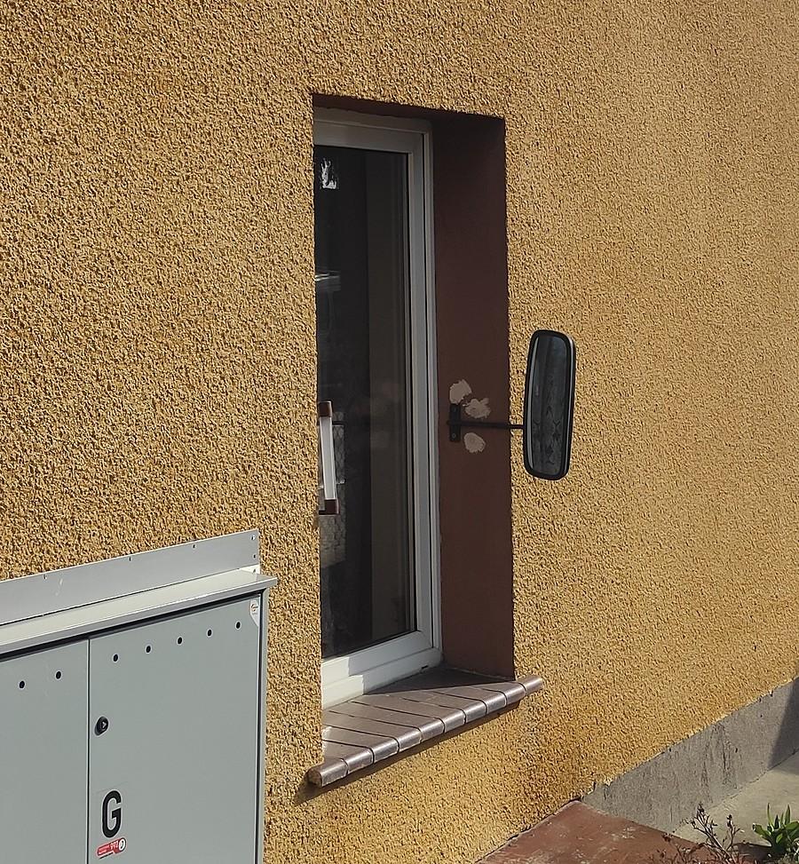 Tak, naprawdę ktoś zamontował sobie lusterko od tira na elewacji :)