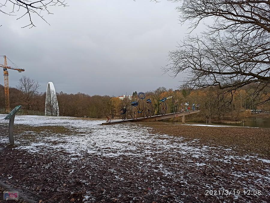 Z Parku Kasprowicza z instalacją