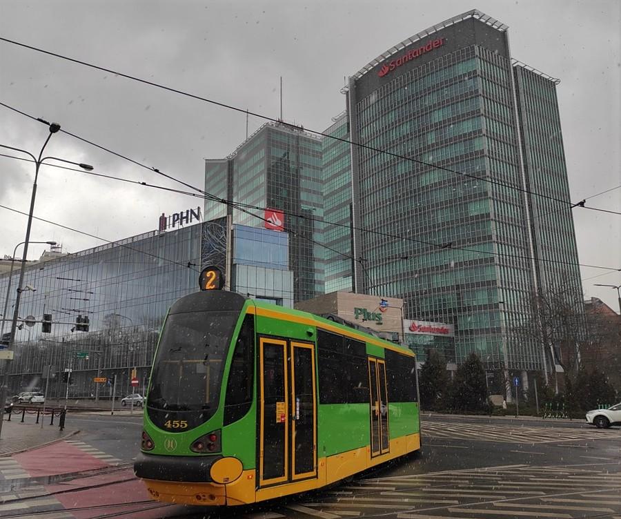 W centrum Poznania walka wszystkiego ze wszystkim - chmur, gradu i kawałka słońca