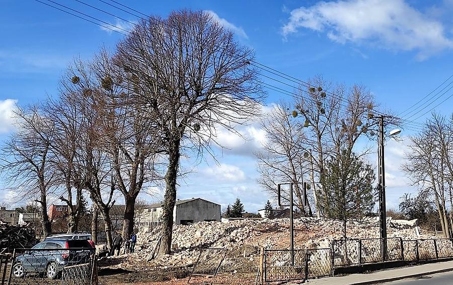 Resztki burzonego dwa dni temu budynku, Dopiewo