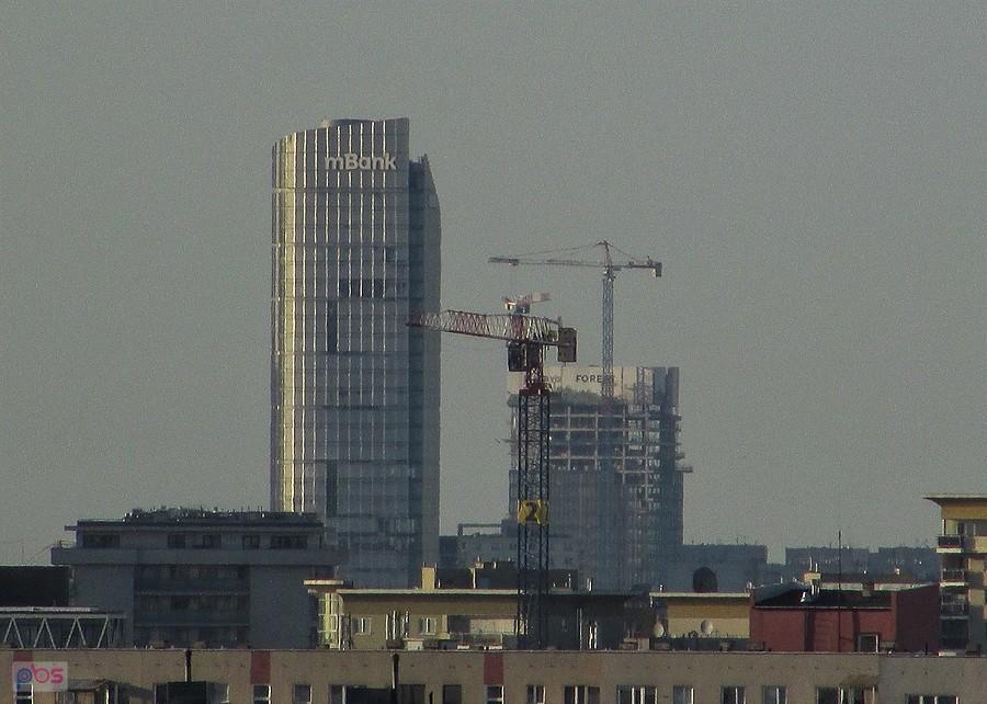 Srebrzysta elewacja 130 metrowego biurowca Mennica Legacy Tower