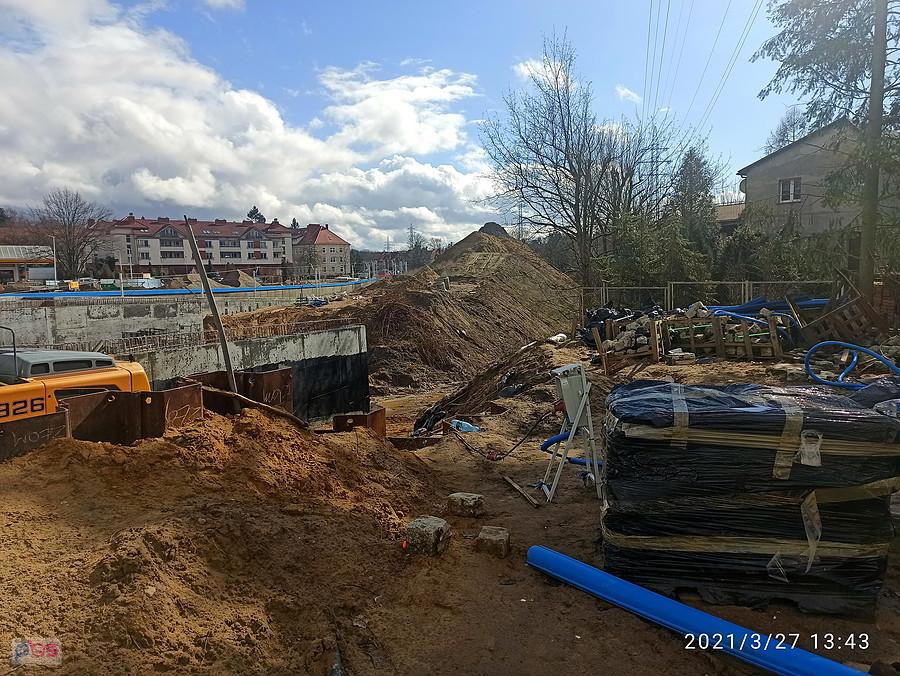 Teren tuż przy wiadukcie na Al. Wojska Polskiego.