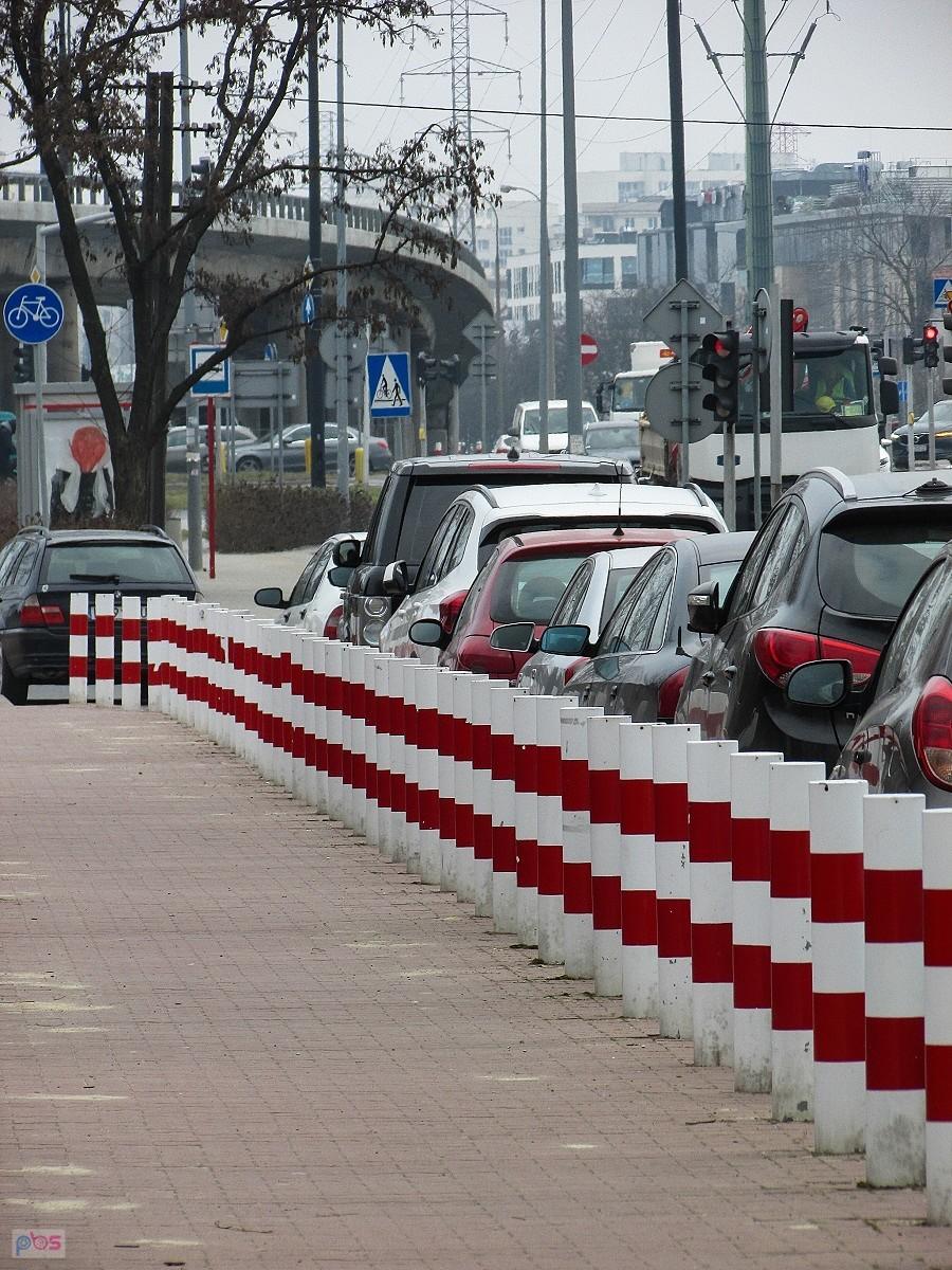 Słupki wzdłuż DDR na Poleczki