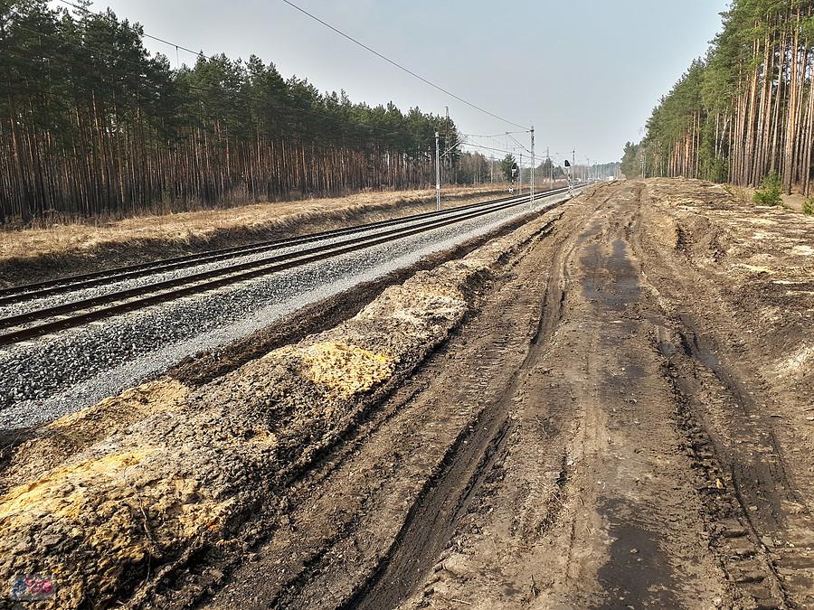 Droga wzdłuż torów "Wiedenki" z Żarek Letniska do Masłońskiego - efekt modernizacji linii
