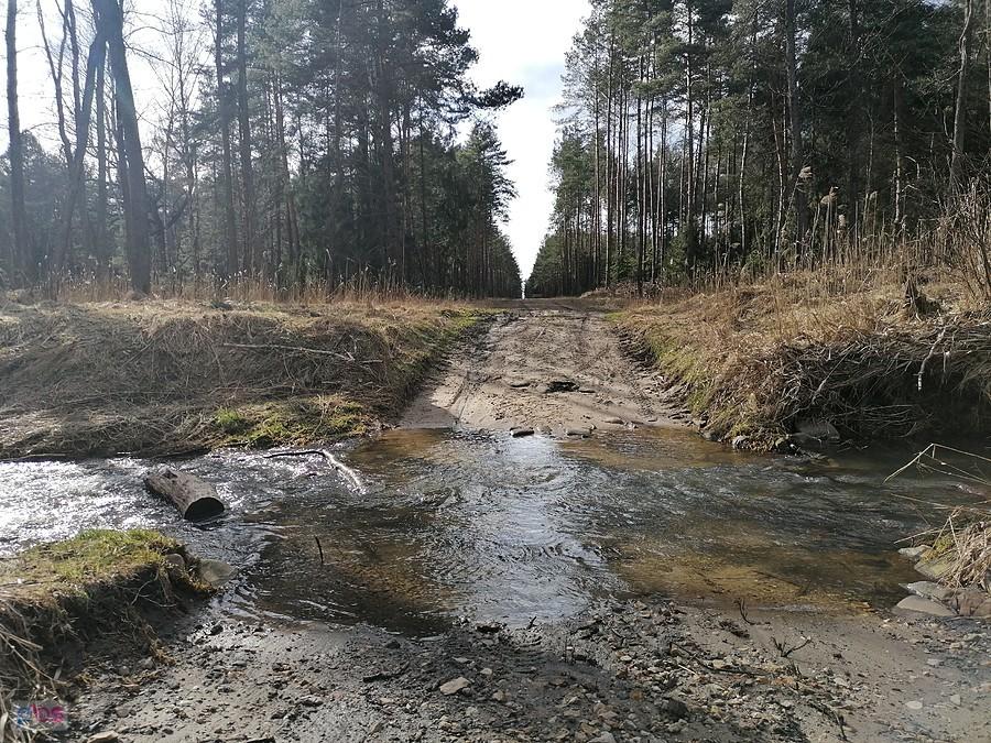 Całkiem malownicza rzeczka, ale gdzie mostek?