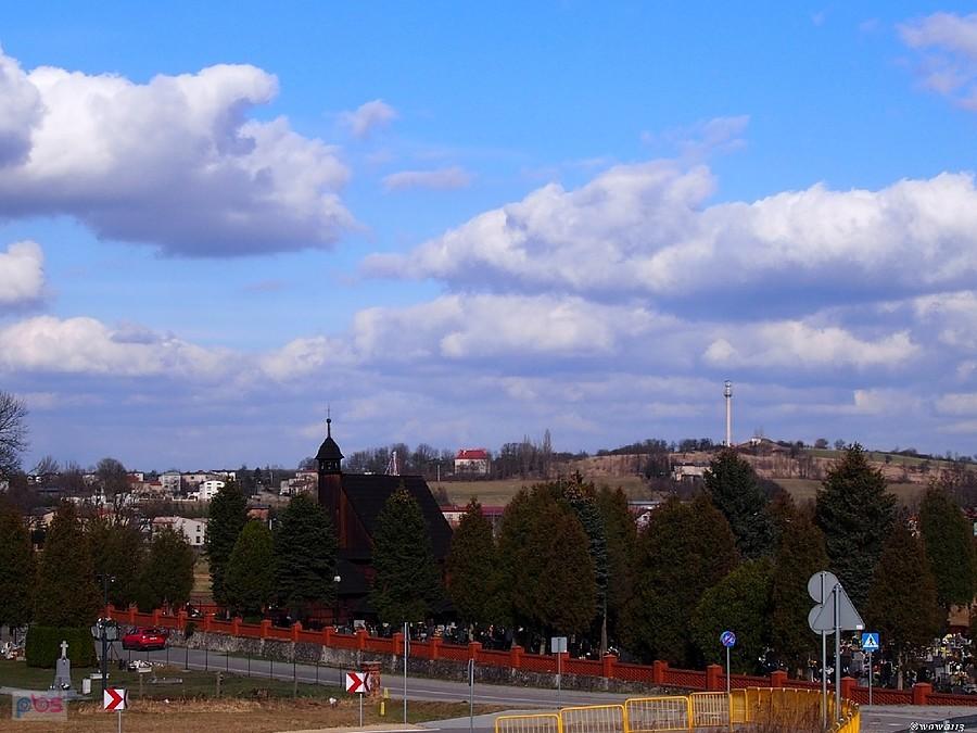 Woźniki. Kościół św. Walentego i Coglowa Góra na horyzoncie.