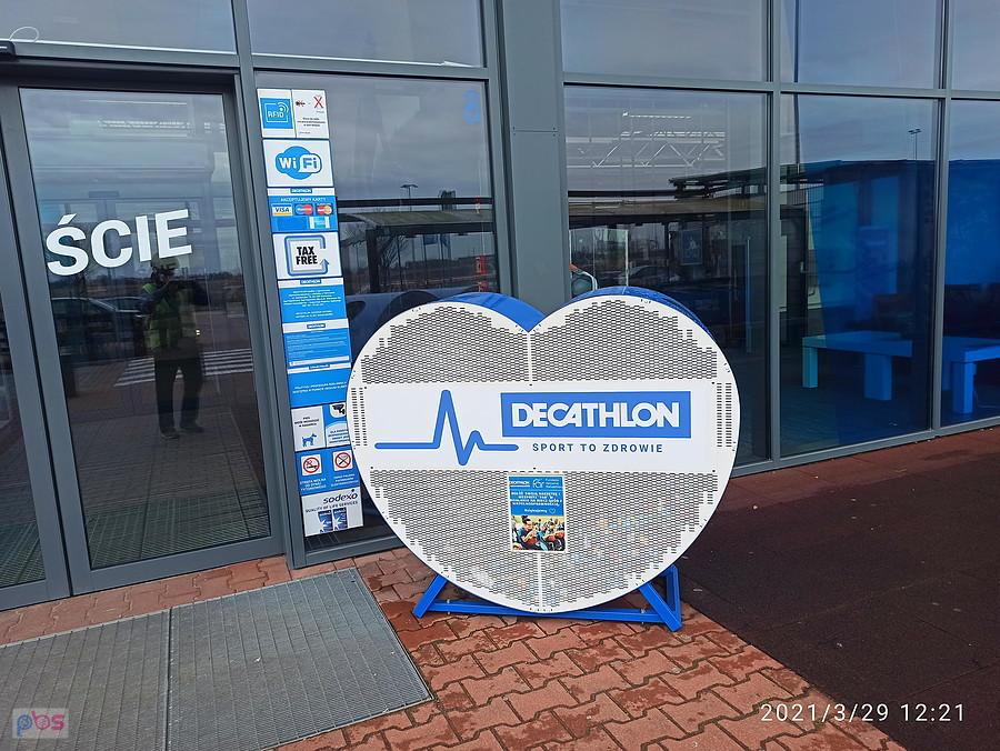 Decathlon - serduszko, zbieramy nakrętki na zbożny cel.