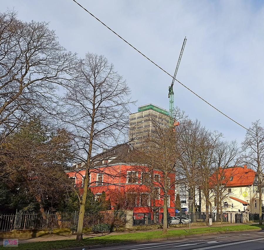Szczecin - w głębi wieżowiec zmieniający swe przeznaczenie.