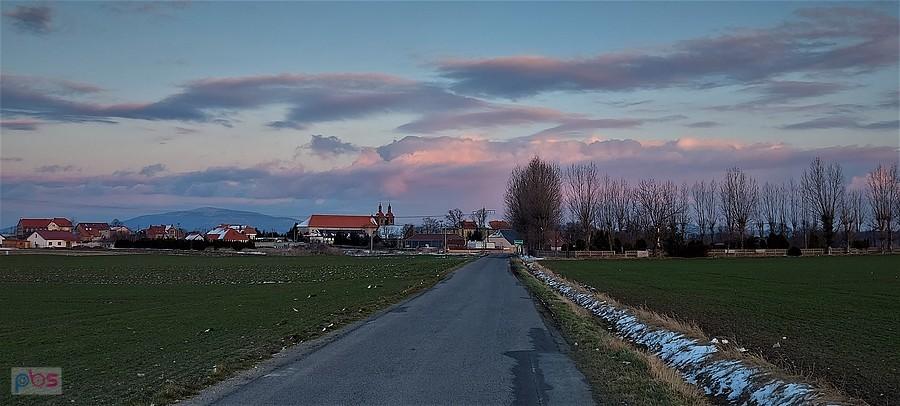 Widok na Wierzbną z pocysterskim kościołem i Ślężą tle