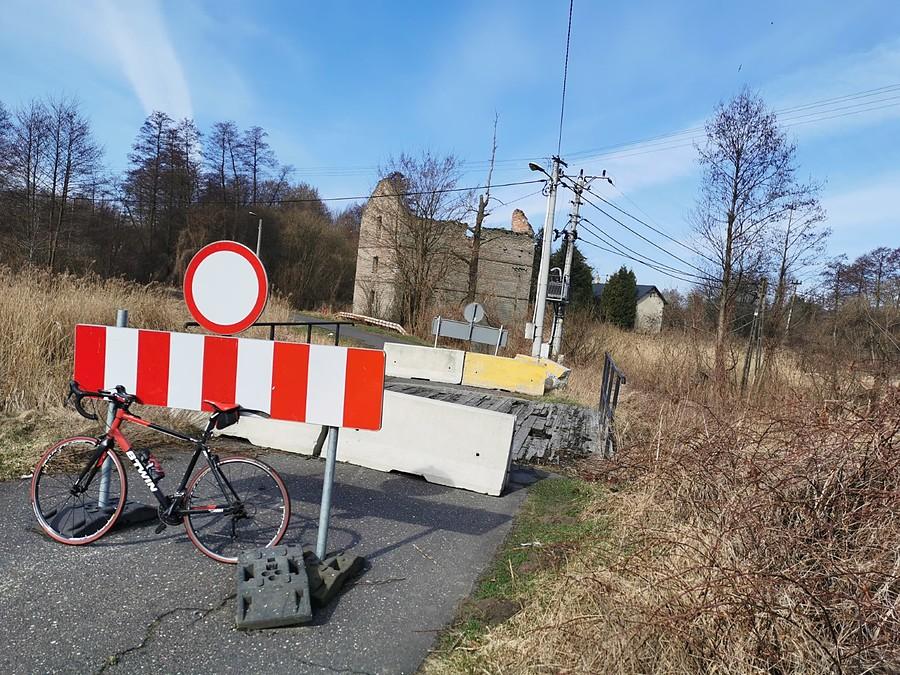 zamknięty most na Okrzesze i ruiny młyna wodnego w Krzyżówce