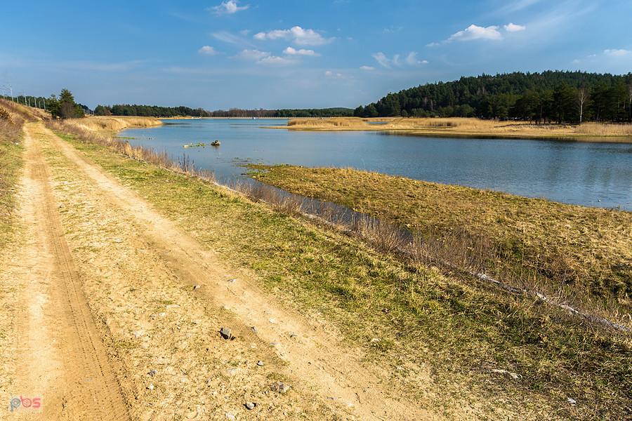 Jezioro w Dzibicach widziane od północno-zachodniej strony, po mojej lewej przebiega linia kolejowa D29-4 (CMK).