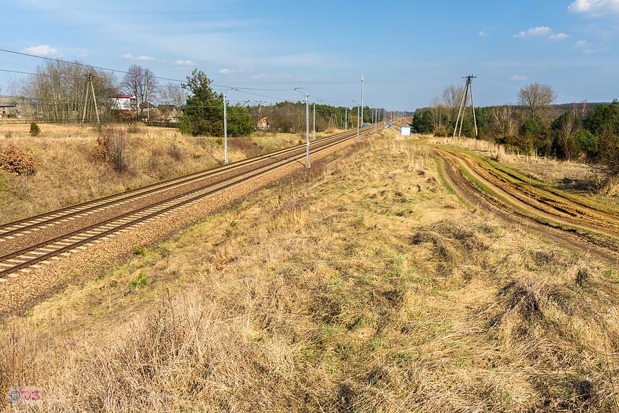 CMK - Centralna Magistrala Kolejowa, linia nr 4, szlak: Góra Włodowska - Psary widziana w miejscowości Dzibice.