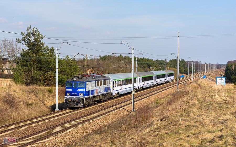 Szlak: Psary - Góra Włodowska, linia D29-4. EP07-1062 z poc. IC 26102 "Bolko" (Lublin Główny - Wrocław Główny) mija Dzibice.