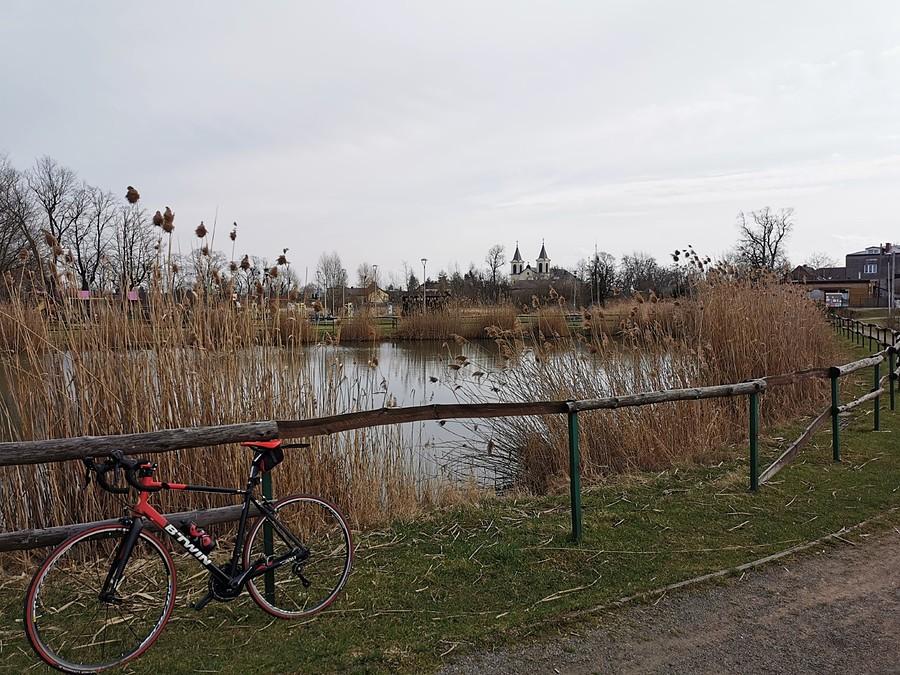 Staw i kościół w Borzęcinie. I rower!